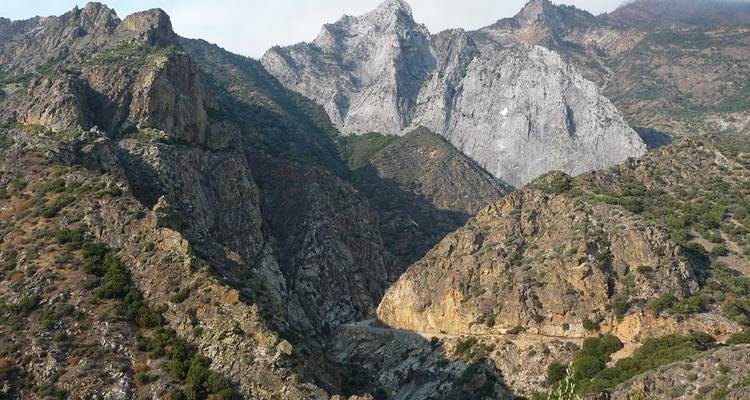 Paysage montagneux rocheux sous un ciel dégagé.