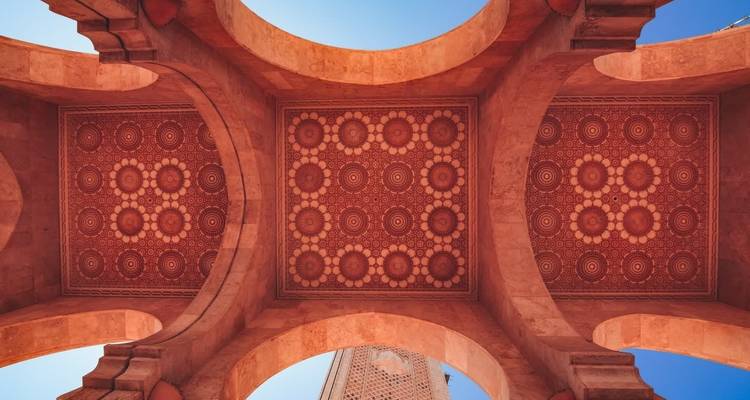 Plafond orné et arches avec un design architectural islamique.