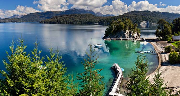 Schöner See mit klarem Wasser und üppig grüner Umgebung.