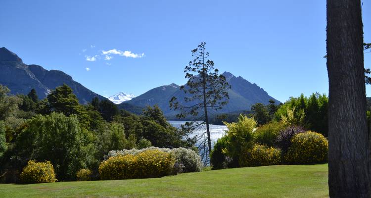 Bergige Landschaft mit einem See und klarem Himmel.