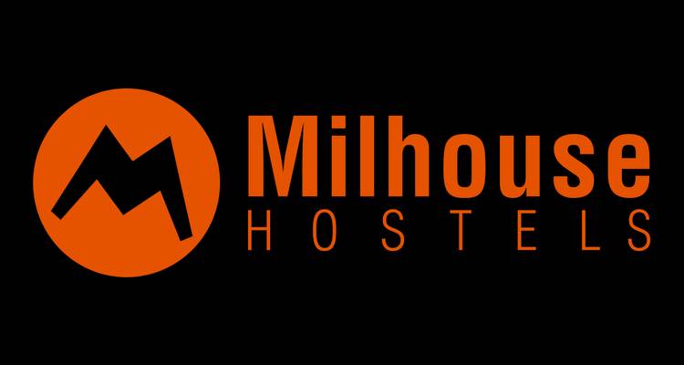 Logo der Milhouse Hostels auf schwarzem Hintergrund.