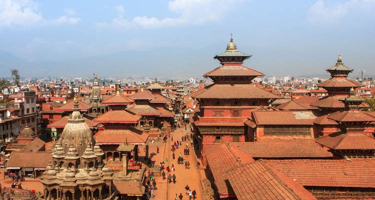 Vue aérienne d'une ville ancienne avec une architecture traditionnelle, grouillante de monde.