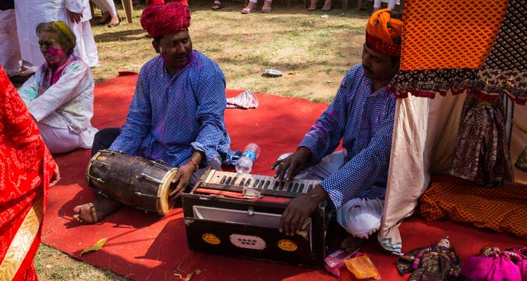 Des musiciens jouant des instruments traditionnels lors d'un événement culturel.