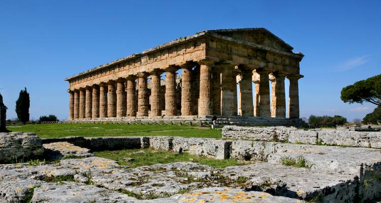 Oude tempelruïnes in Griekse stijl.