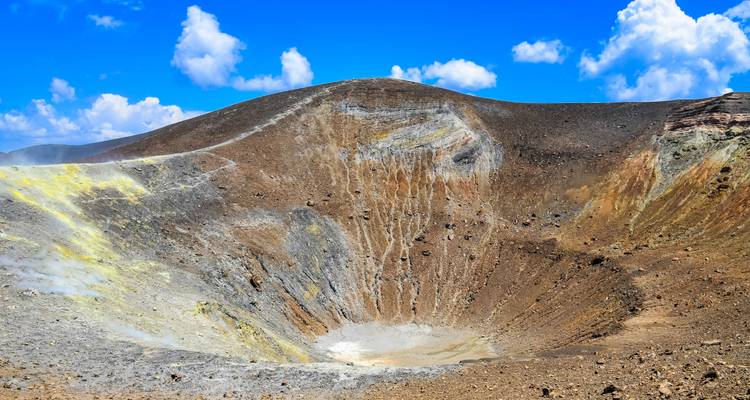 De krater van een vulkaan met zwavelafzettingen.