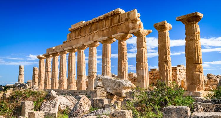 Ruïnes van een oude tempel met blauwe luchten.