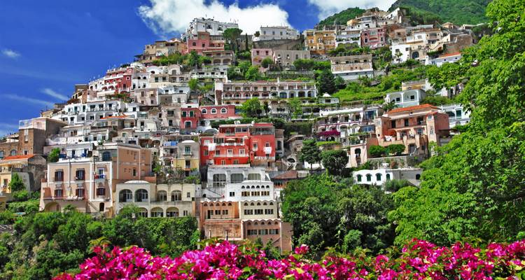 Kleurrijk heuvelstadje met weelderig groen.