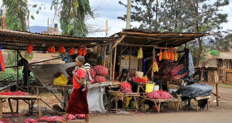 Marché local avec des produits tels que des oignons et des fruits.