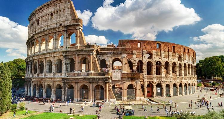 Het machtige Colosseum onder schilderachtige wolken dat vele bezoekers trekt