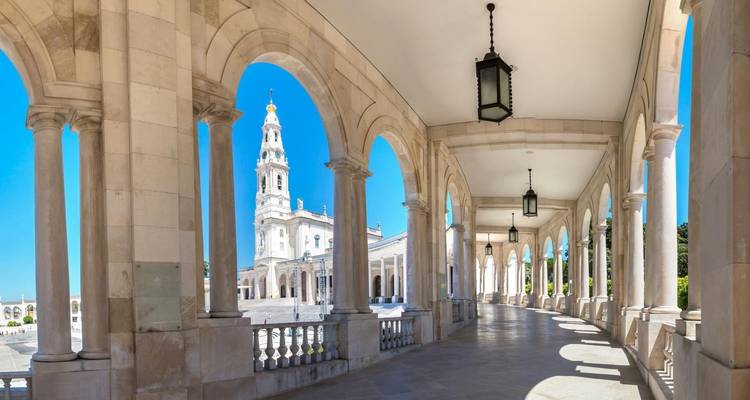 Bogengalerie in Fátima bei klarem Himmel.