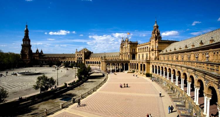 Plaza de España mit detaillierten Bögen und einem prächtigen Gebäude.