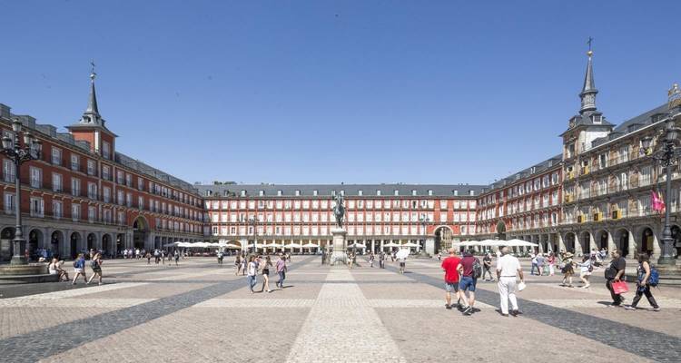 Plaza Mayor in Madrid voller Menschen.