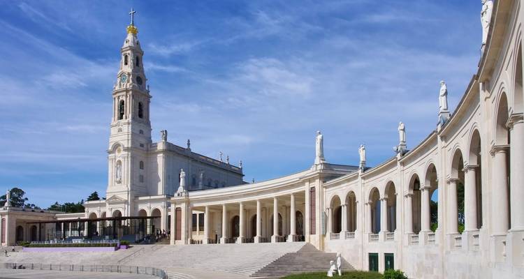 Basiliek met omringende zuilengalerijen in Fatima.