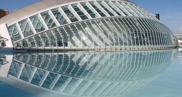 Moderne architecturale structuur met een reflecterend waterbekken.