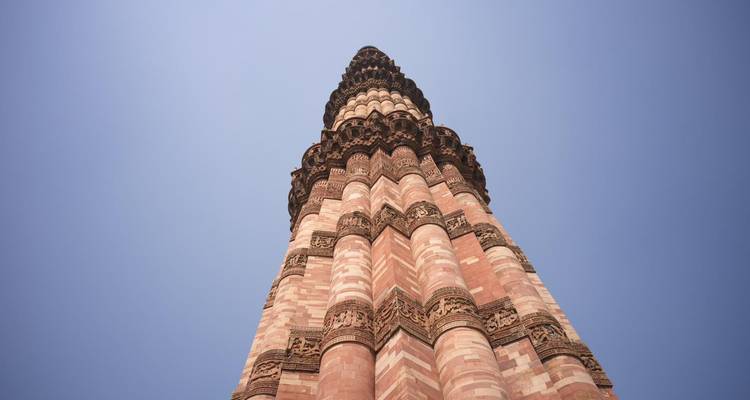 Vista dramática hacia arriba del Qutub Minar contra un cielo sin nubes