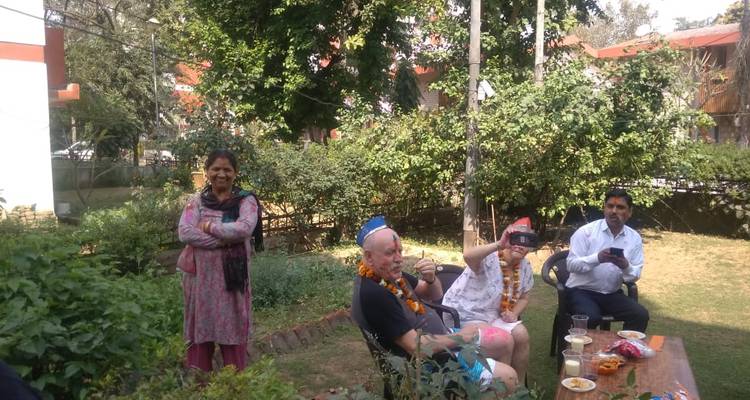 Les voyageurs sont assis et discutent dans un jardin feuillu pendant la journée.