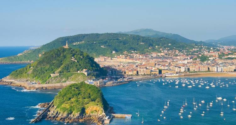 Luchtfoto van San Sebastian met kustlijn en stad.