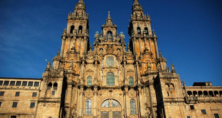 Kathedraal van Santiago de Compostela met een strakblauwe lucht.