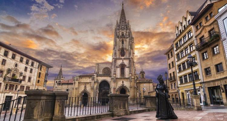 De kathedraal van Oviedo tegen een dramatische zonsondergang.