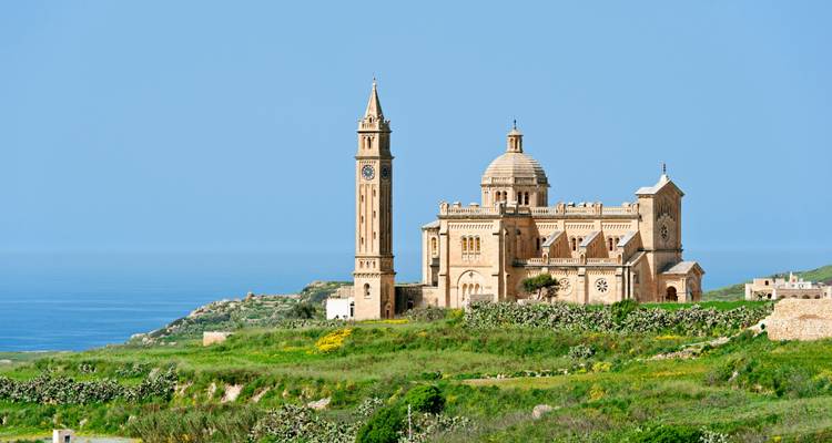 Église historique perchée sur une colline avec des vues panoramiques.