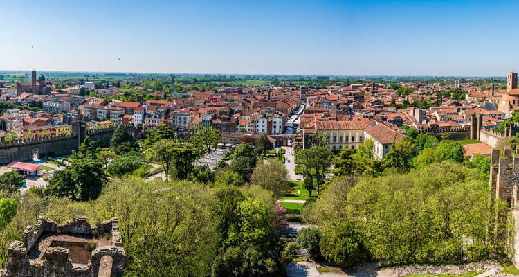 Panoramablick auf eine Stadt mit historischer Architektur.