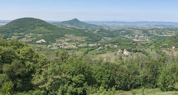 Une vue panoramique d'une vallée verdoyante et de petits villages.