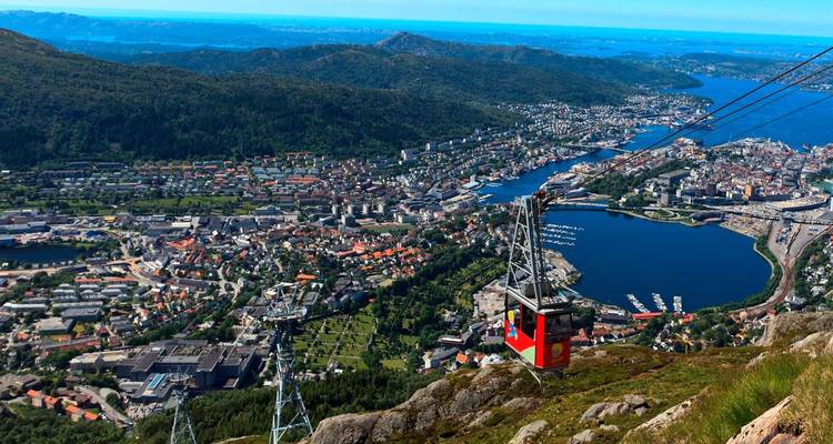 Vista aérea de una ciudad junto al agua con un teleférico.