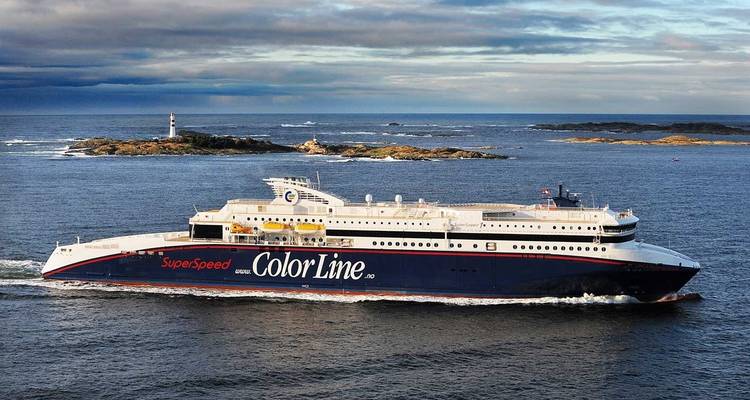 Un gran crucero llamado Color Line navegando en el océano con pequeñas islas al fondo.