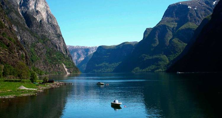 Dramático paisaje de fiordo con aguas tranquilas y montañas.