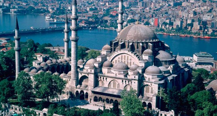 Luchtfoto van de grandioze Süleymaniye Moskee met zijn hoge minaretten die uitkijken over de Bosporus en het stadslandschap.