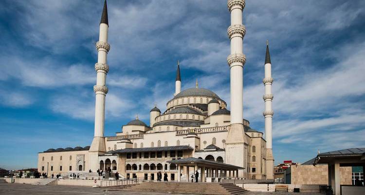 La gran Mezquita de Kocatepe con sus cuatro imponentes minaretes recortados contra un dramático cielo azul en Ankara.