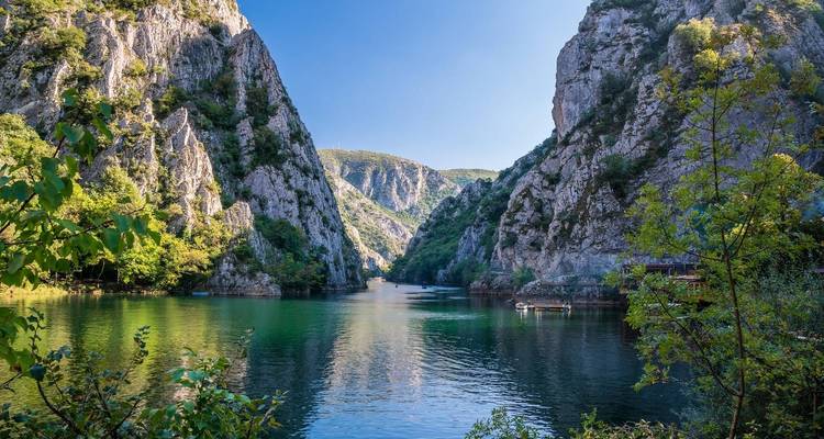 Magnifique canyon traversé par une rivière et entouré de falaises escarpées.