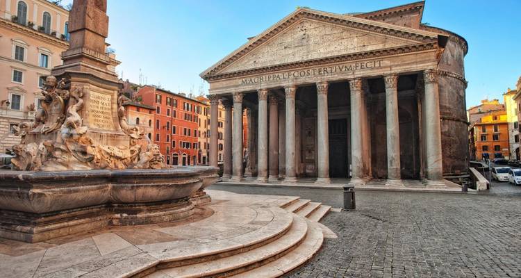 La lumière du petit matin effleure les grandes colonnes et la fontaine du Panthéon antique de Rome.