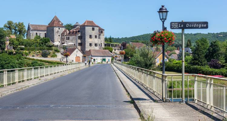 Un pont menant à un village de montagne pittoresque.