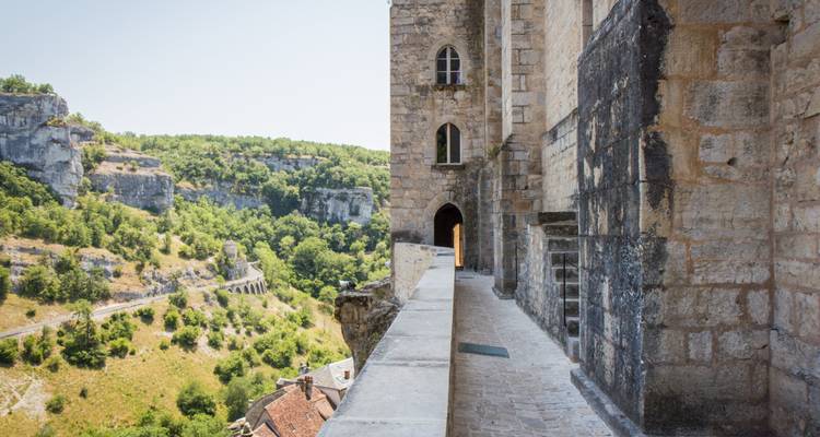 Une promenade en pierre avec vue sur un paysage montagneux spectaculaire.