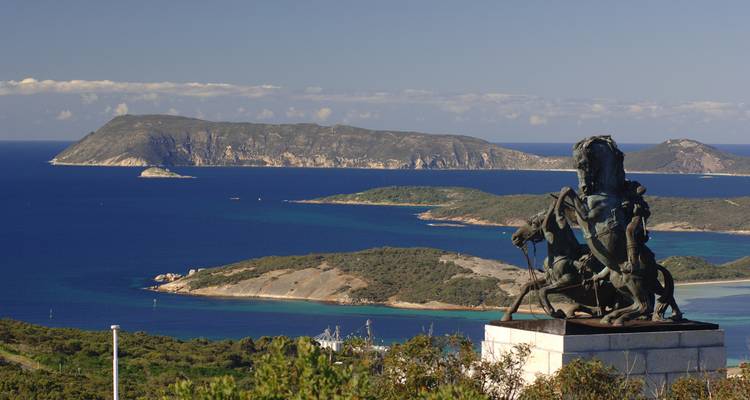 Escultura con vista a la costa que domina aguas azul profundo y paisajes de islas cerca de Albany.