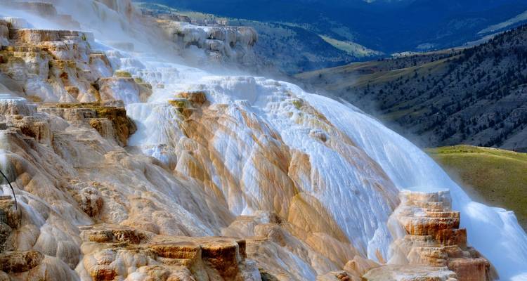 Formaciones de piedra caliza en terrazas de Mammoth Hot Springs que descienden en cascada por una ladera en Yellowstone