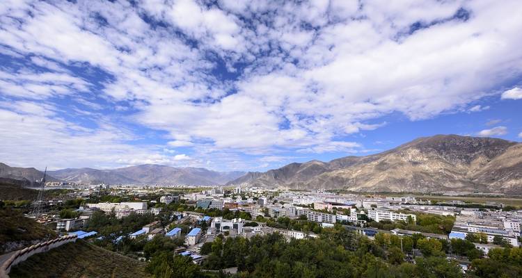 Paisaje urbano con montañas al fondo