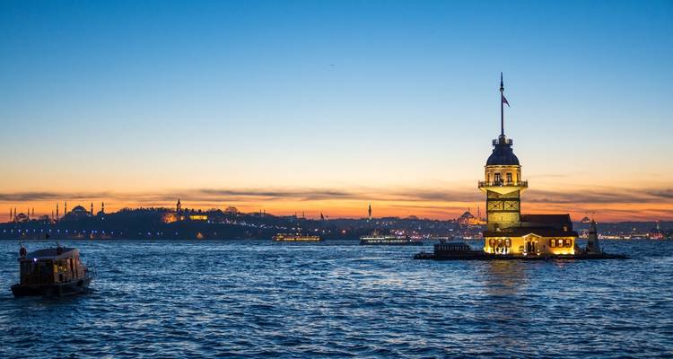 Vue panoramique de la Tour de la Vierge sur le Bosphore au coucher du soleil.