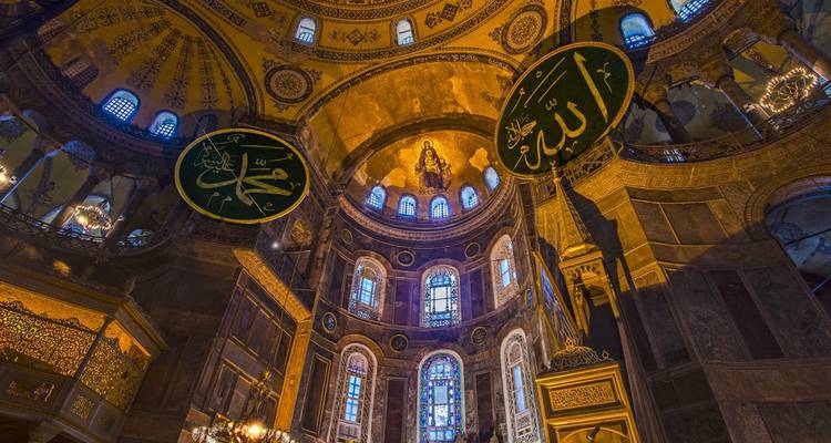 Intérieur d'une mosquée ornée de grands carreaux ronds calligraphiés.