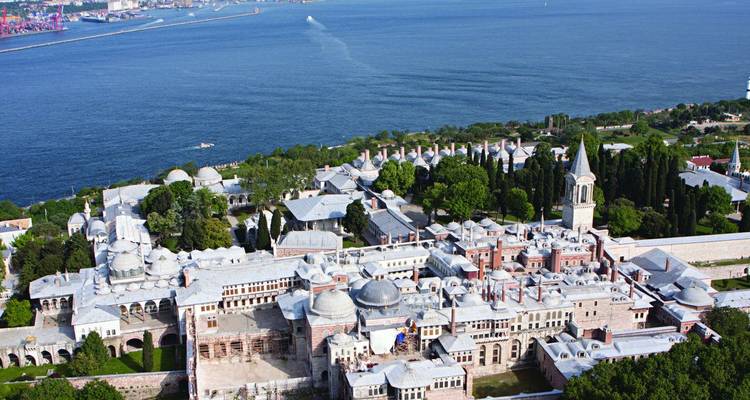 Vue aérienne d'un grand complexe de palais historique au bord de la mer.