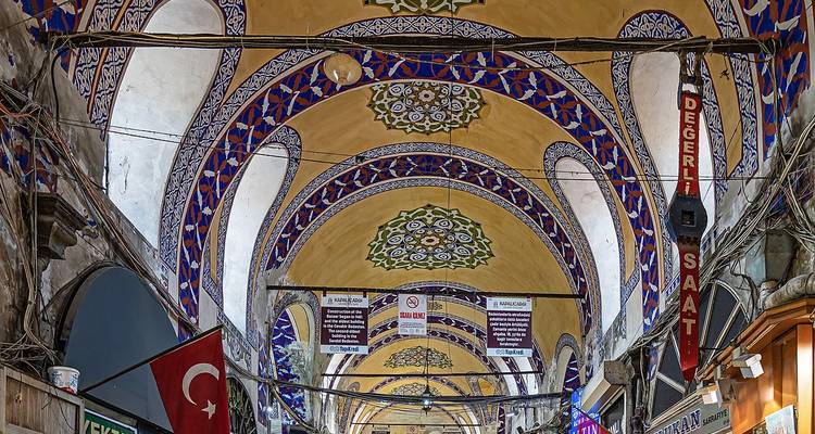 Arches et plafonds ornementés d'un bazar historique.