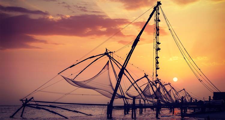 Silhouette von chinesischen Fischernetzen bei Sonnenuntergang.