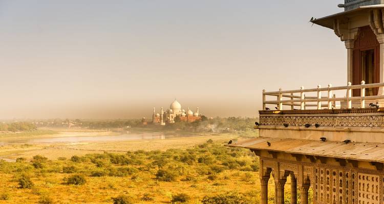 Taj Mahal in der Ferne mit einem Balkon im Vordergrund.