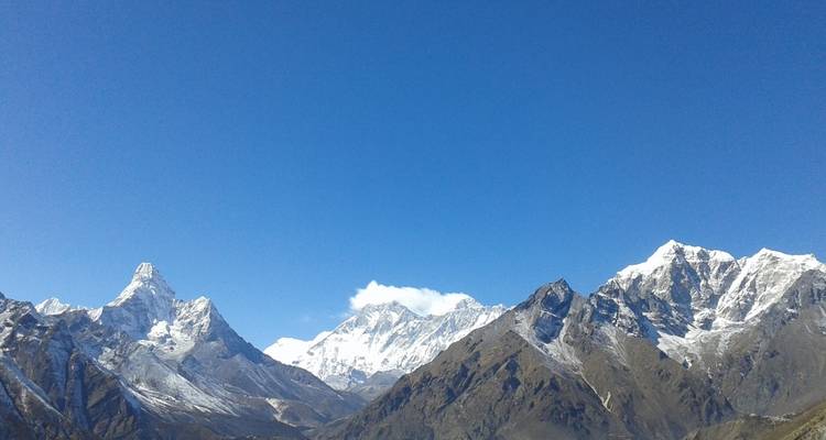 Ciel bleu clair sur des montagnes enneigées au Népal.