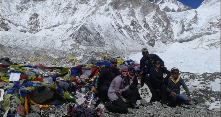 Groupe de trekkeurs posant au camp de base de l'Everest.