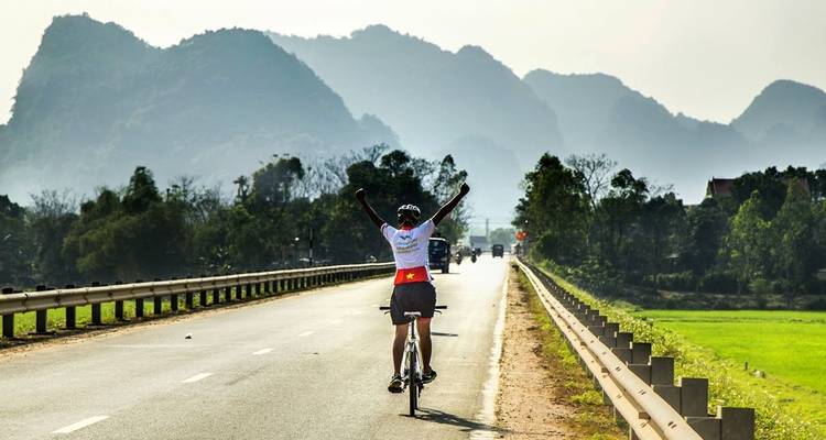 Vietnam ruta Ho Chi Minh aventura en bici 13 días - Bravo Indochina Tours 1