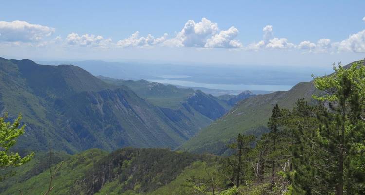 Vue étendue d'une chaîne de montagnes avec une rivière dans la vallée.