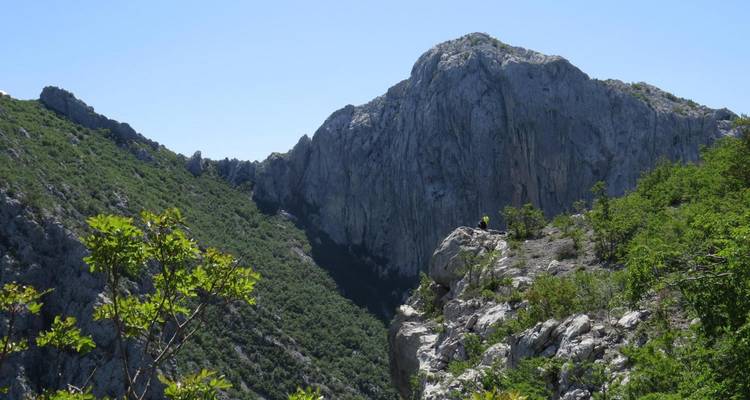 Montagne rocheuse avec un ciel bleu clair.