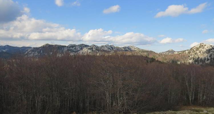 Paysage montagneux avec ciel nuageux.